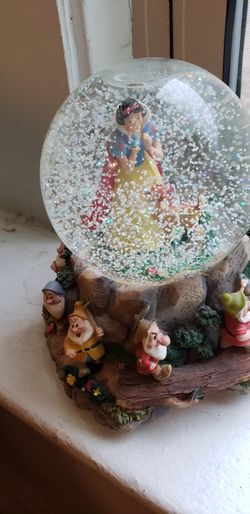 Disney Snow White and Seven Dwarfs snow globe!