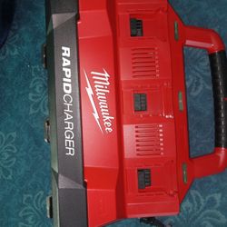 Milwaukee M18 18V Lithium-Ion PACKOUT 6-Port Rapid Charger