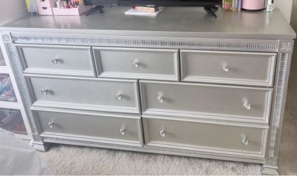 Bevelle 7 Drawer Dresser in Silver