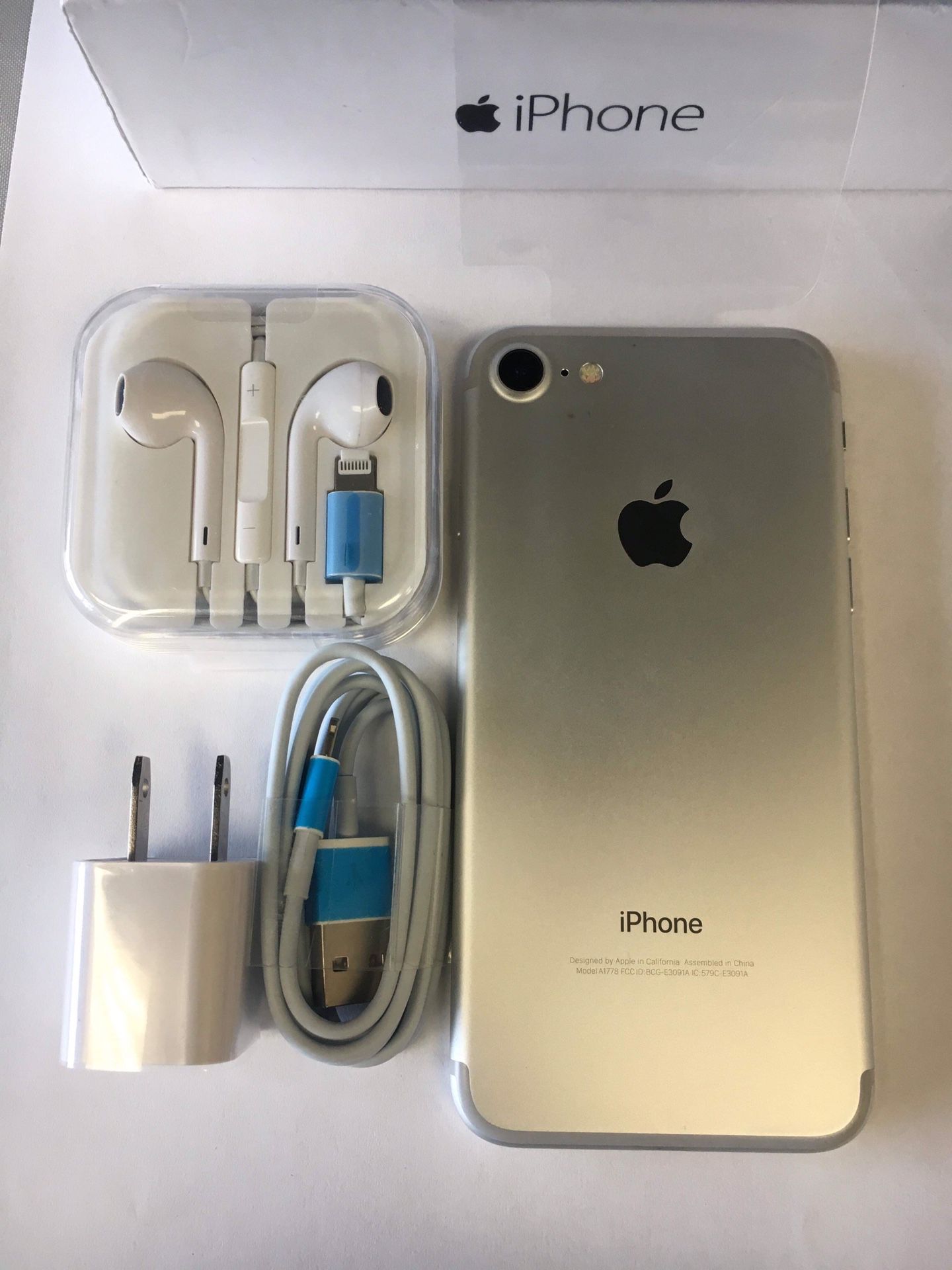 IPhone 7 excellent condition factory unlocked comes with charger headphone