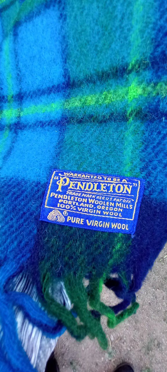 Vintage Pendleton Pure Virgin Wool  Stadium Throw Blanket 52x70 Great Condition Comes In Original Bag
