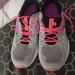 Lady's Brooks Launch 6 Size 12 65 Dollars 