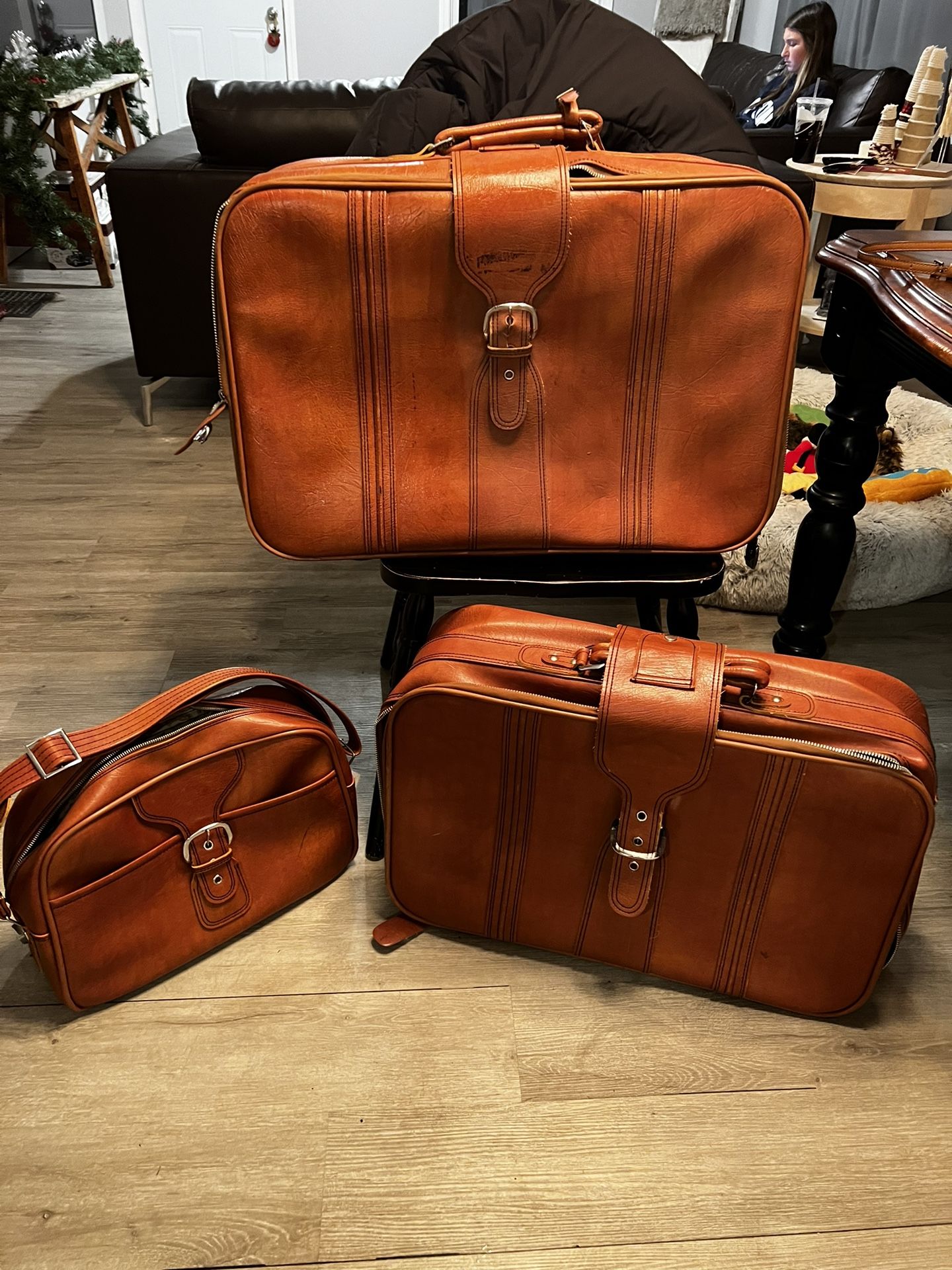 Vintage World Traveler Luggage With Keys. 3 Piece Set