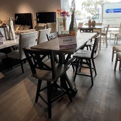 Table And 4 Barstools 