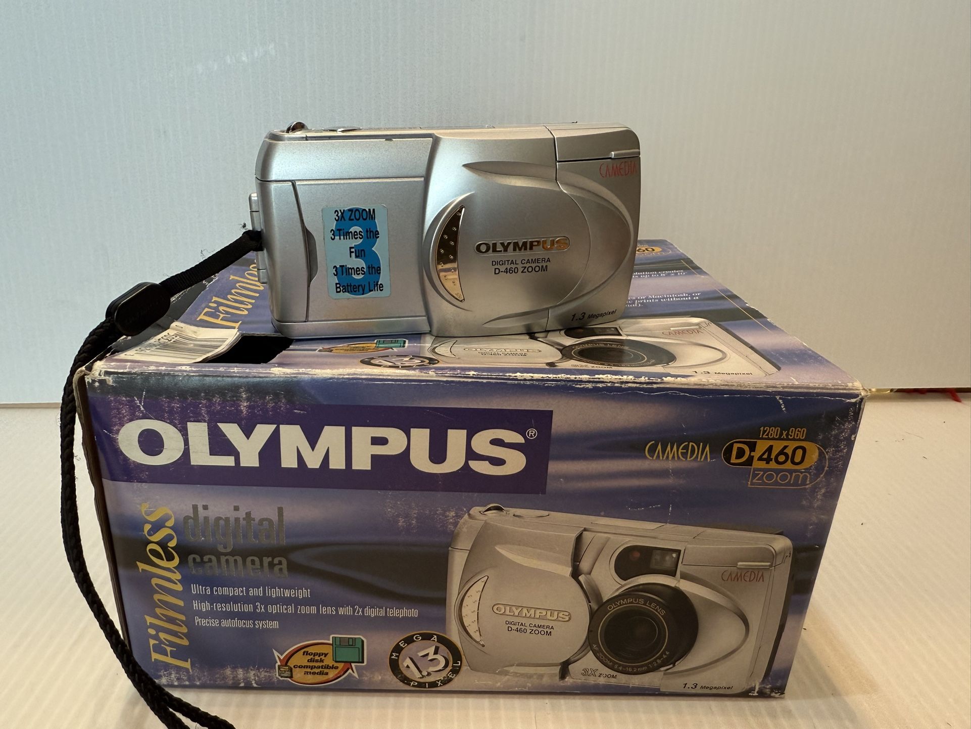 Olympus CAMEDIA D-460 Zoom 1.3MP Digital Camera w Box Books