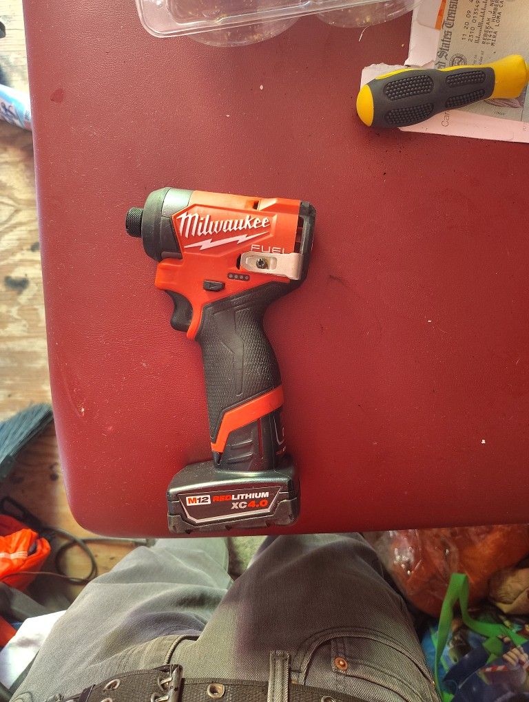 Milwaukee 12v IMPACT DRIVER / 1 BATTERY