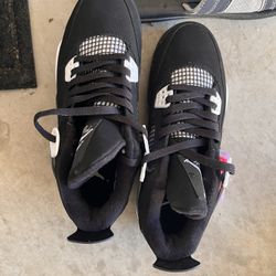 Jordan 4’s white thunder