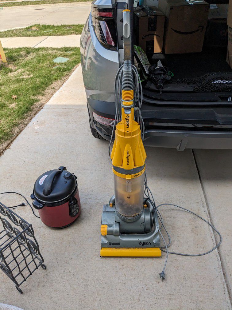 DYSON VACUUM CLEANER Good Condition 