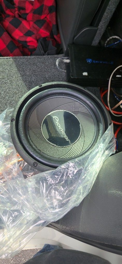 Vendo Woofer Como Nuevo 10 Y Amp Funcionando Bien