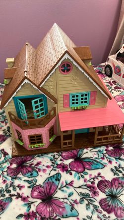 Plastic Pink Toy Dollhouse