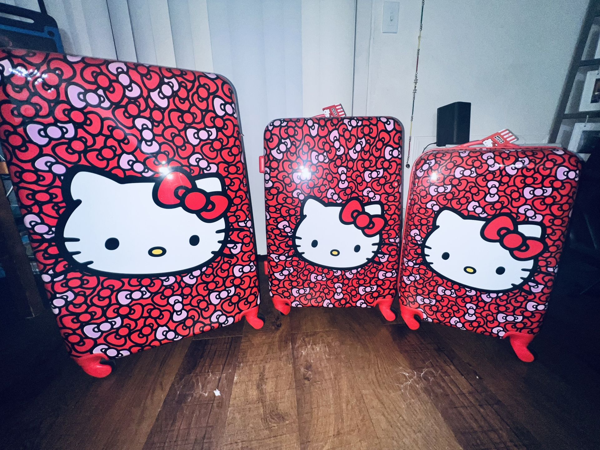Hello Kitty 3-Piece Luggage Set