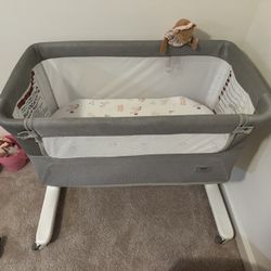 Rocking Bassinet for Baby, Automatic Crib With Remote