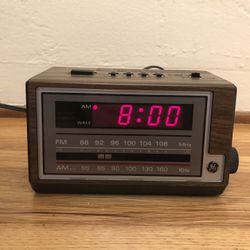Vintage Radio Clock Alarm GE Battery Or Wall Outlet
