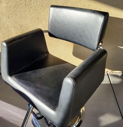 Hair Cutting Chair / Barber Chair
