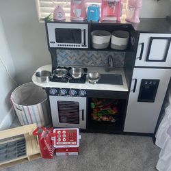 Melissa And Doug Play Kitchen W/ Accessories 