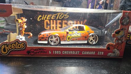 JADA CHEETOS 1985 CHEVROLET CAMARO SS 1/24 with CHESTER CHEETAH FIGURE