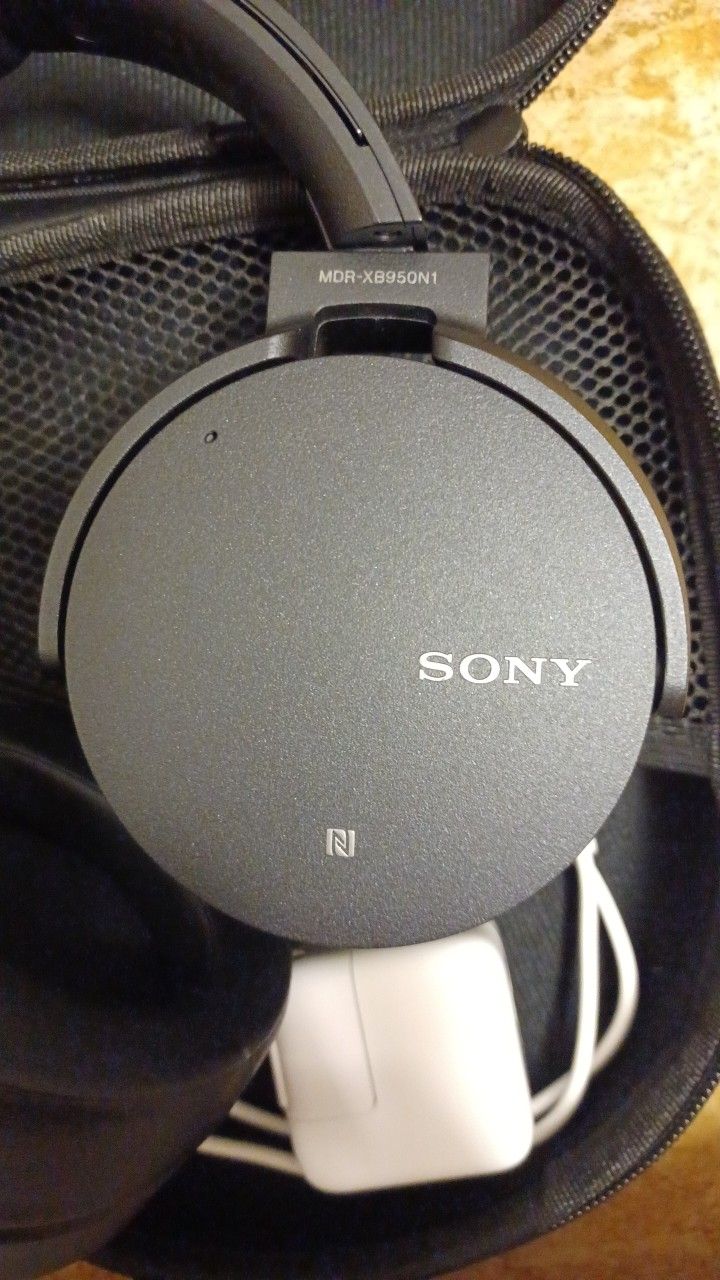 LIKE NEW SONY BLUETOOTH HEADPHONES with EXTRAS!!!