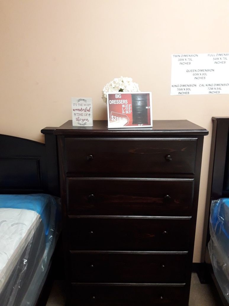 Brown pinewood 5 drawer dresser