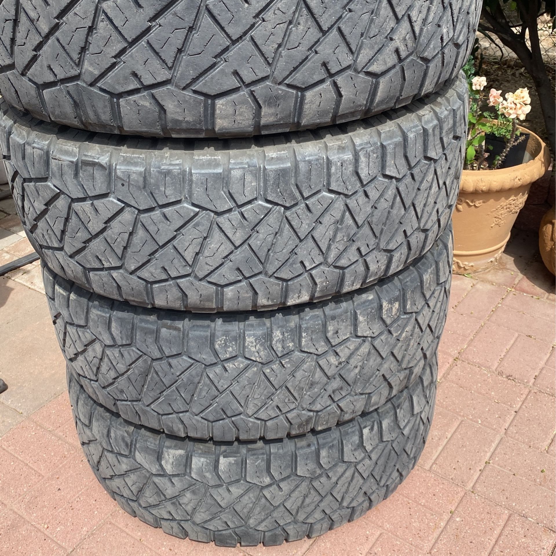 Tires 295/65R20 Nitto 4x$220.00 Una Tiene Parche