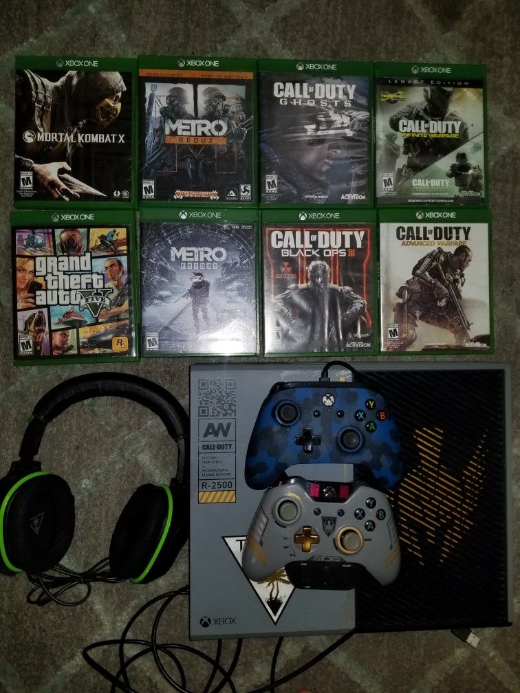 XBOX One Call of Duty: Advanced Warfare Limited Edition Bundle 1TB with Headset, 2 Controlers and 8 games.