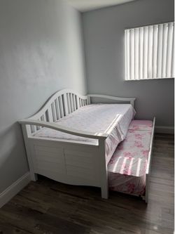 Twin Daybed with Pull-out Trundle