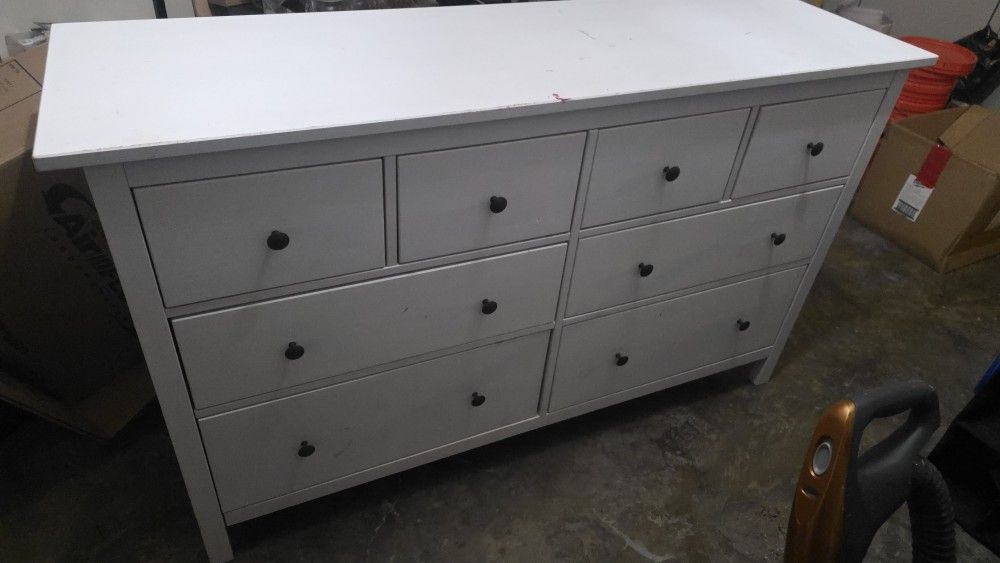 IKEA HEMNES 8-Drawer Dresser – White Stain.
Cómoda IKEA HEMNES de 8 cajones – Color blanco
