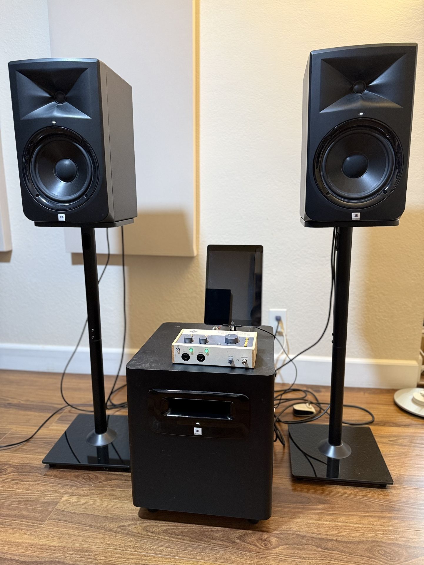 JBL LSR308, LSR310S, UA Volt 476