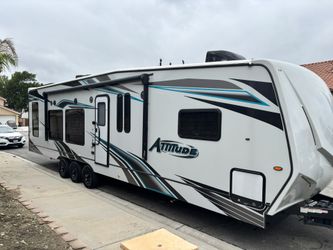 Attitude Toy hauler 32iBG