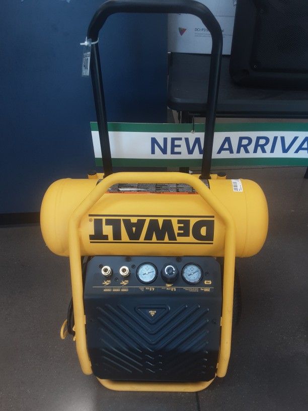 Dewalt 4.5 Gallon 200 PSI Air Compressor