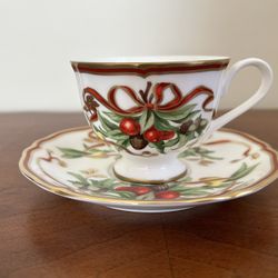 Tiffany & Co Tiffany Holiday Holly Berries & Ribbons tea cup & saucer - made in Japan 