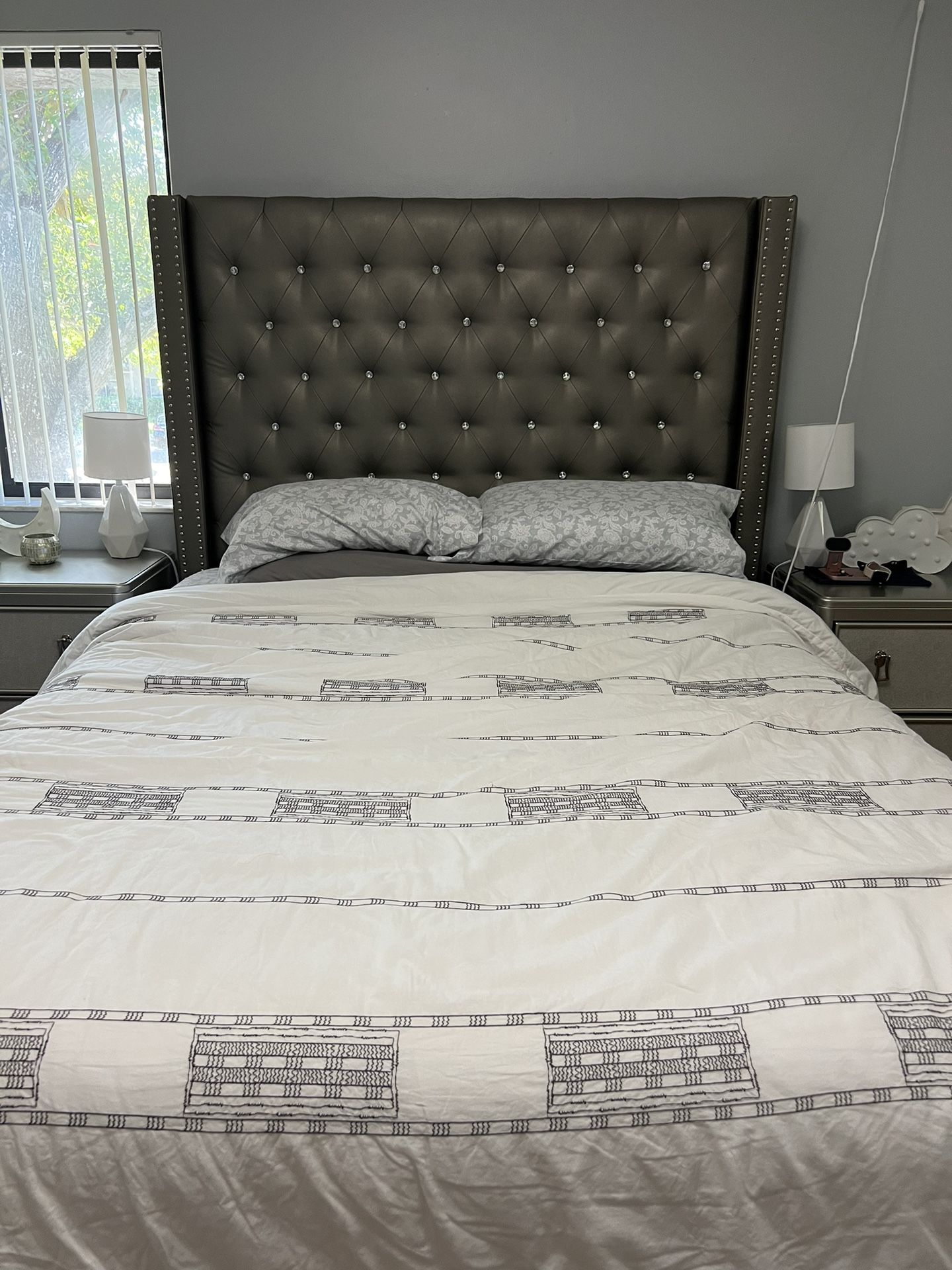 Rooms To Go Sofía Vergara Queen Bedroom Set