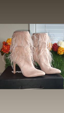 NEW IN BOX FASHION NOVA OSTRICH FEATHER STILETTO BOOTS SZ 7 BLUSH COLOR GORGEOUS GIFT NEW YEARS HOLIDAY