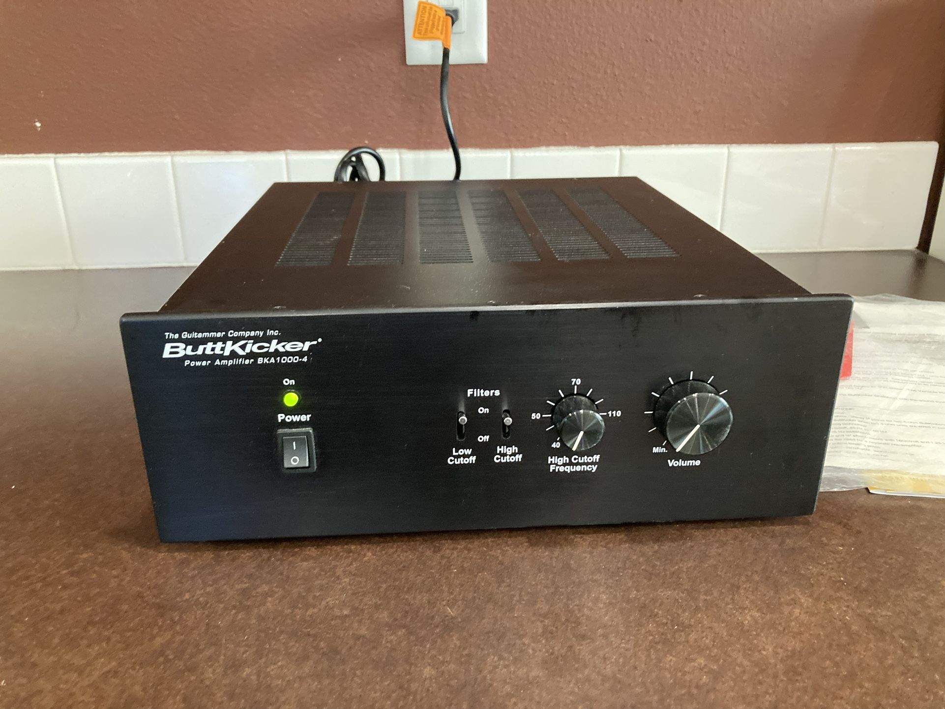BUTTKICKER BKA1000-4 POWER AMPLIFIER W/ MANUAL-THE GUITAMMER COMPANY