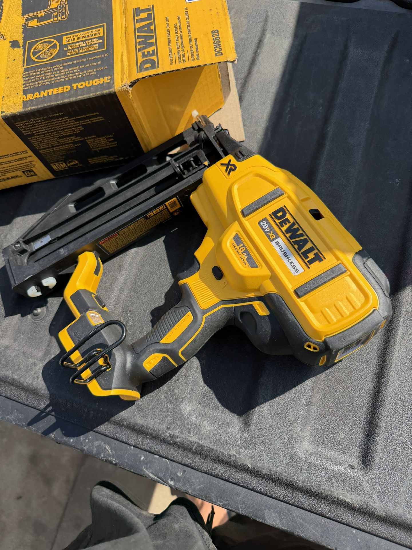 DEWALT 20V MAX XR 16-Gauge Lithium-Ion Cordless Finish Nailer (Tool Only