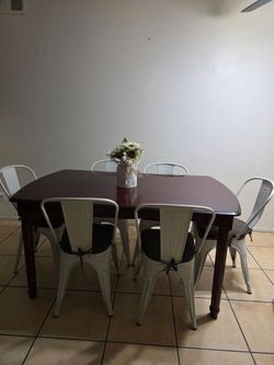 Table with 6 chairs