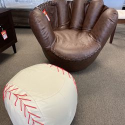 Silla Giratoria Y Ottomana/ Swivel Chair And Ottoman