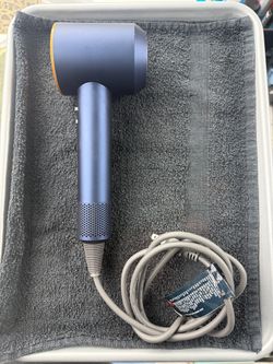 Dyson Supersonic hair dryer w/ 5 attachments