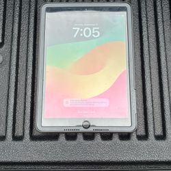 128GB 6th gen iPad And Otterbox Case