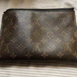 Louis VUITTON Woman’s HandPouch! 