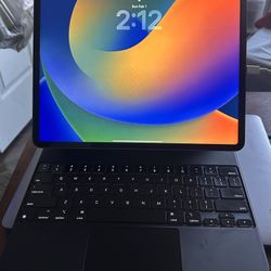 Apple iPad Pro 12.9” 5th Gen (2021) 256GB + Magic Keyboard - Excellent Condition!