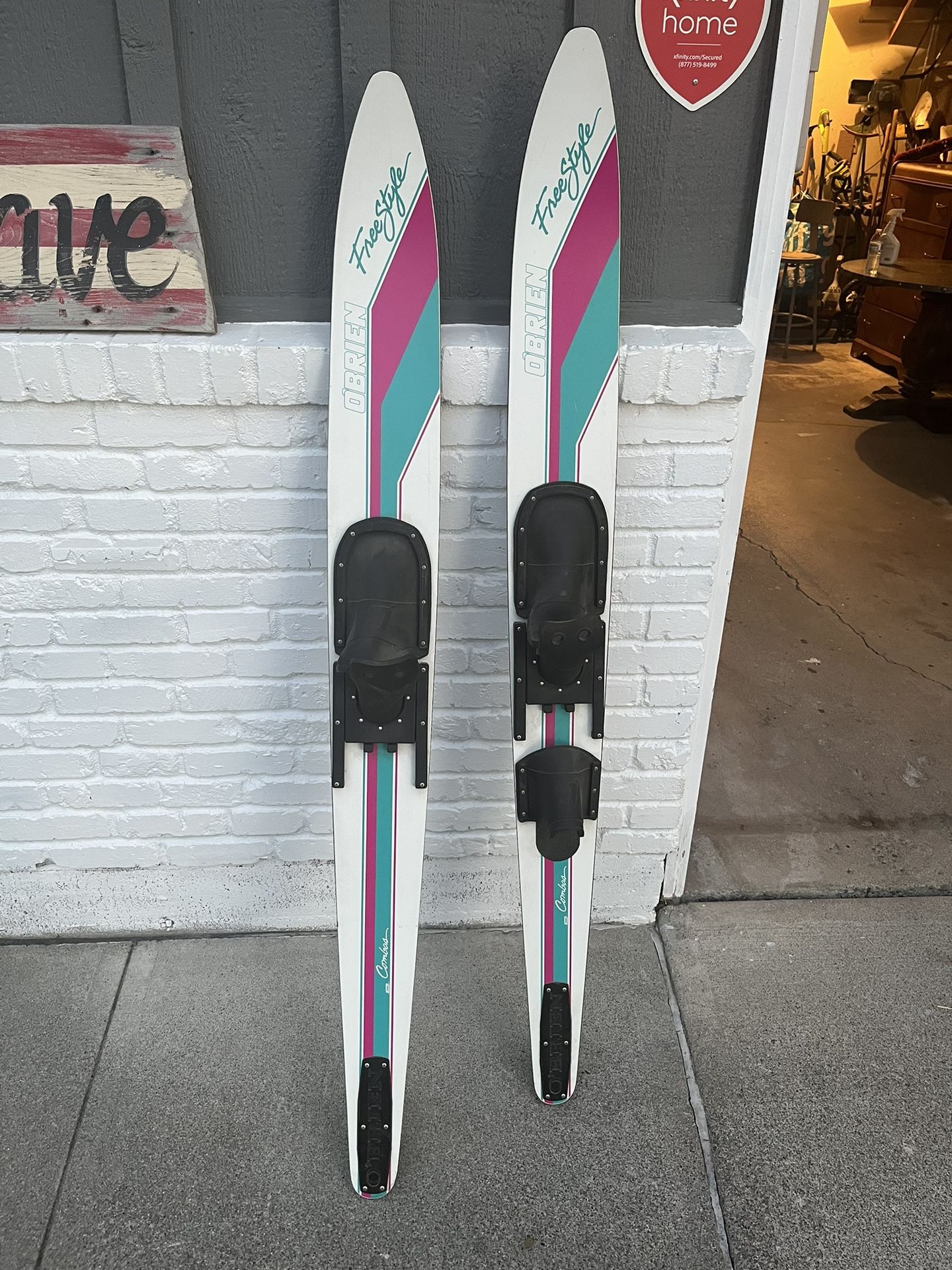 Vintage O’Brien freestyle combo water skis. 170 cm.. White, pink and blue.