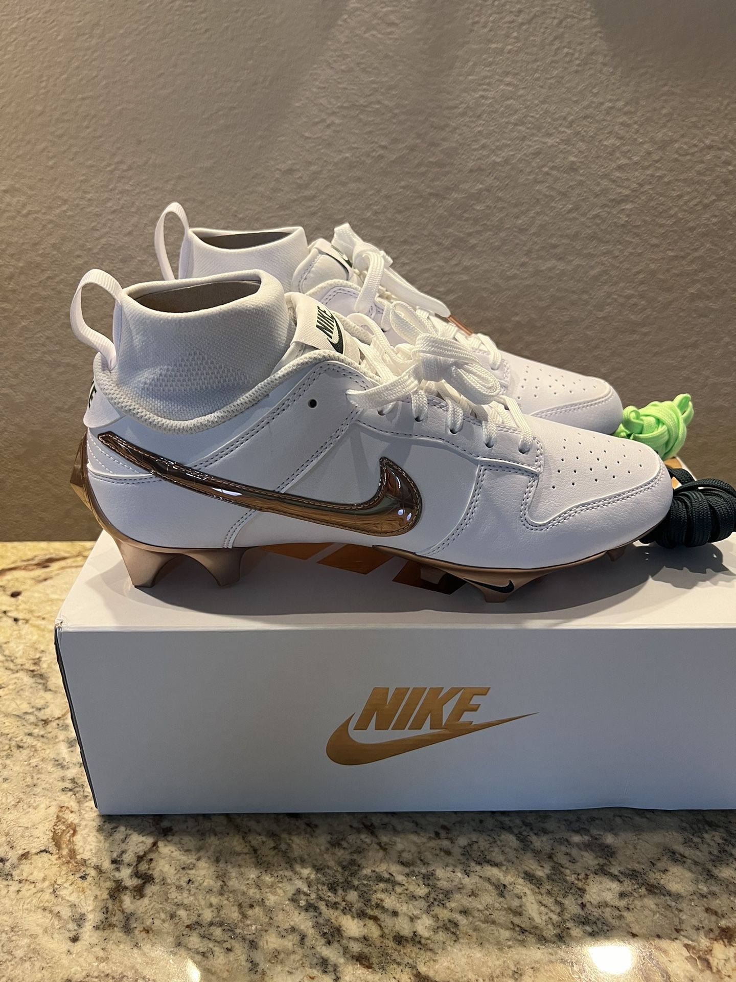 Nike Vapor Edge Dunk Kyler Murray White Rose Gold Cleats FN6721-100 Men’s Size 8.5 Brand New