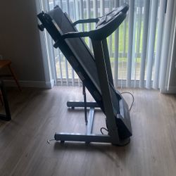 Good Condition (No Cardboard Box) Borgusi Folding Electric Treadmill *NEED A MAGNET* 