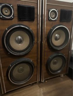 Vintage hifi 1970s pilot speakers MINT functions great, selling @1/3 of market! Dont snooze! Straight out of boogey nights 🤣