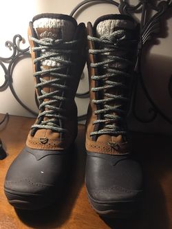 The north face woman ‘s snow boots/ size9