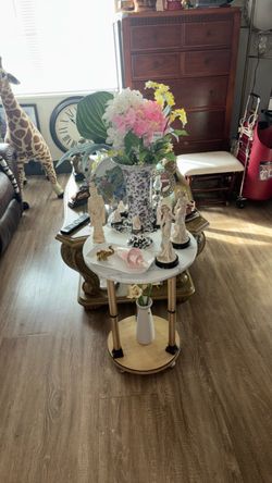 Mesa halcón. Florero y de más $40