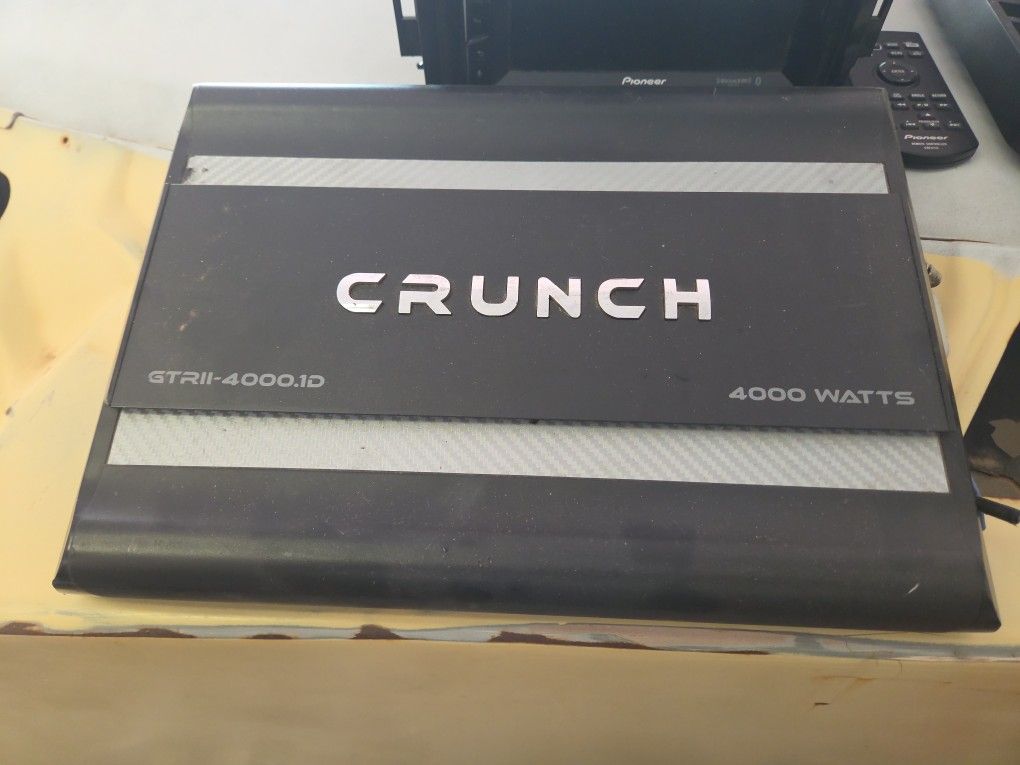 Crunch 4000 Amplifier And Rockford Fosgate Amp