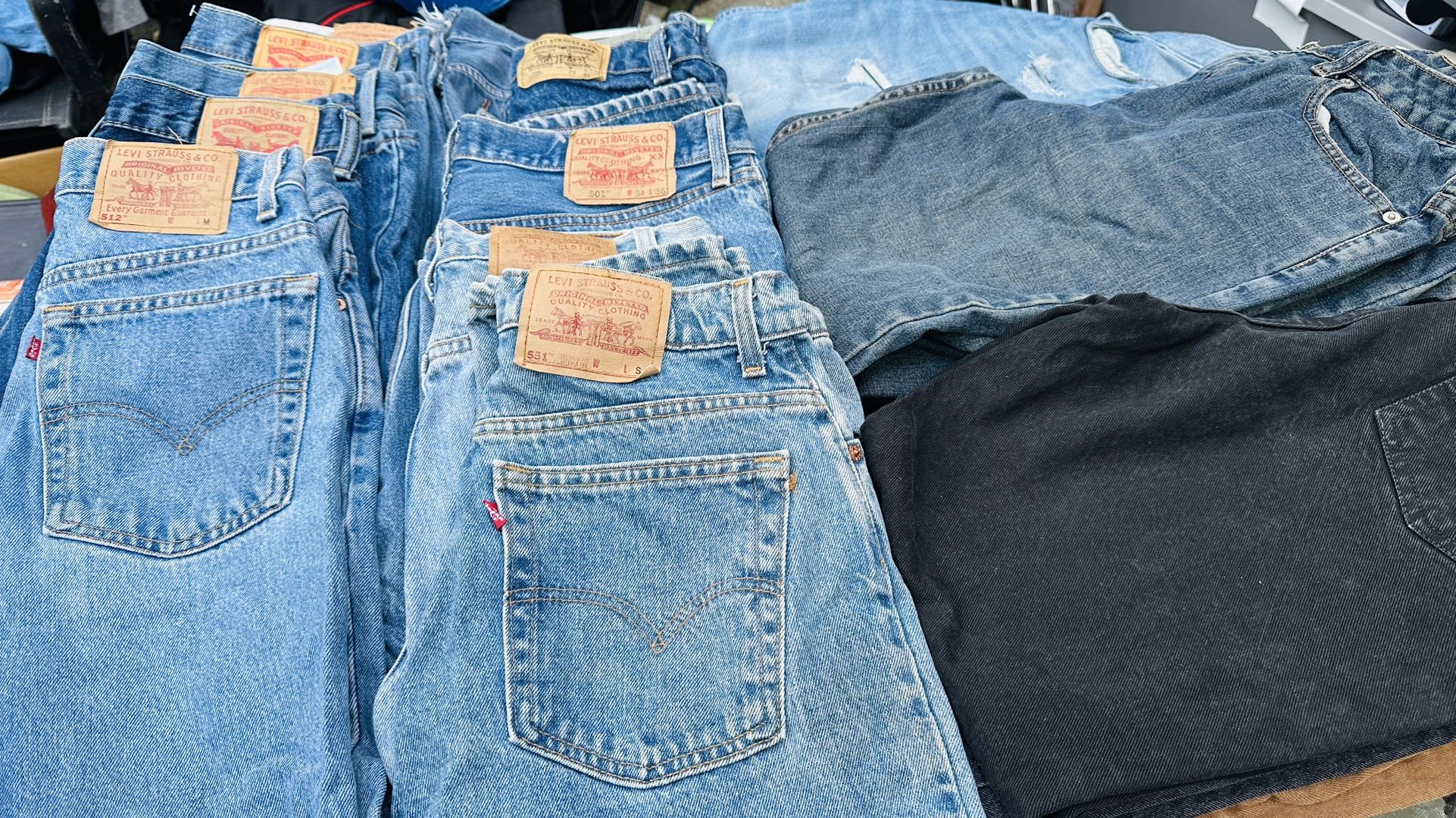 Moving Out Sale : Discover our amazing selection with prices that start as low as $3 and go up to just $20!