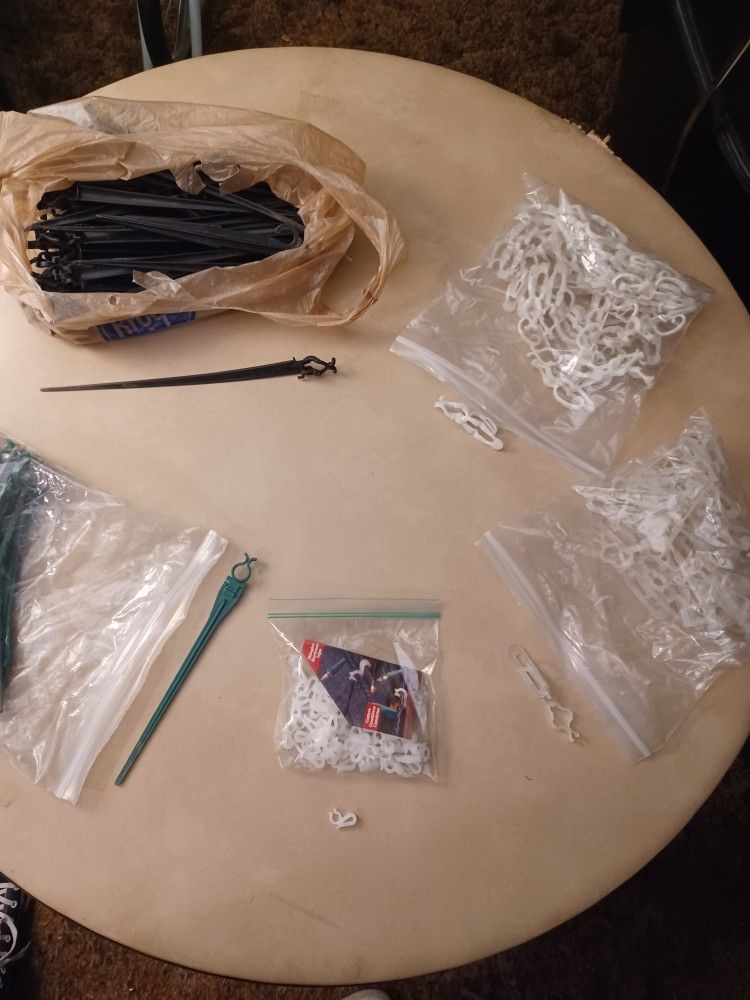 Plastic Yard Stakes And Gutter / Shingle Clips For Outside Holiday Lighting