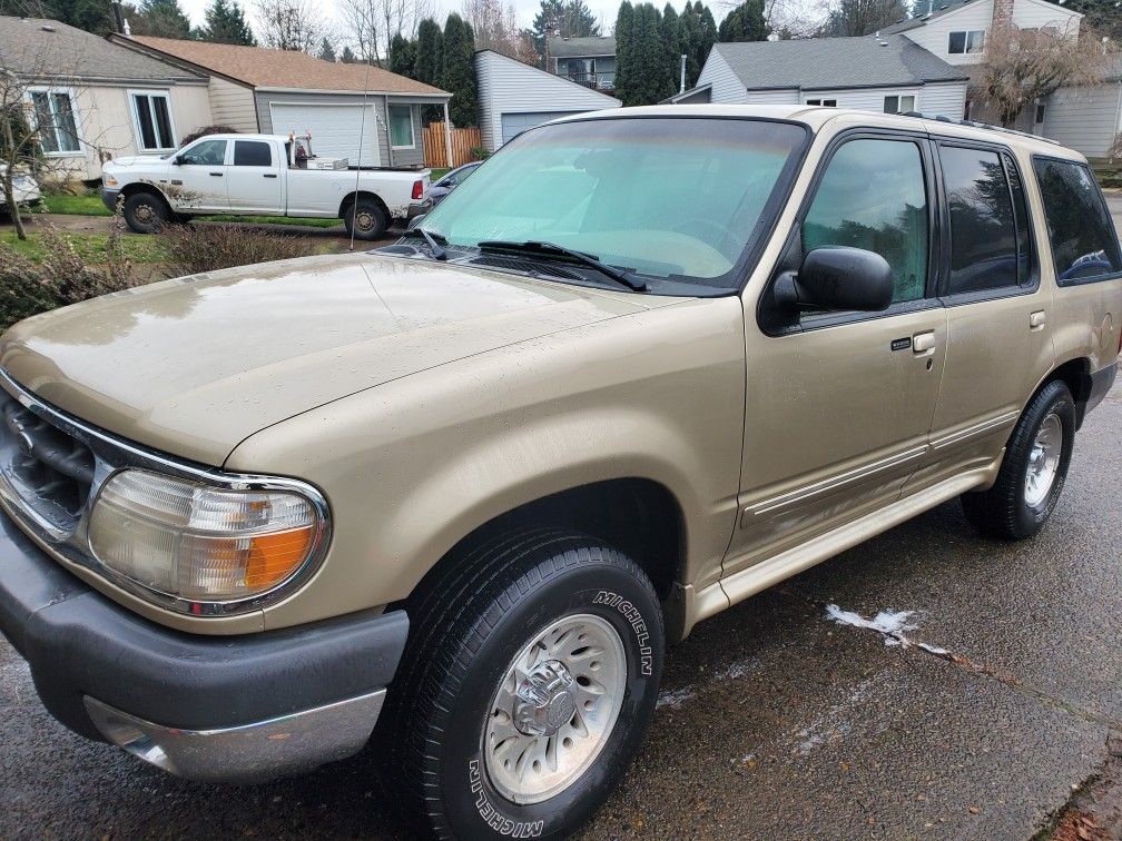 2000 Ford Explorer